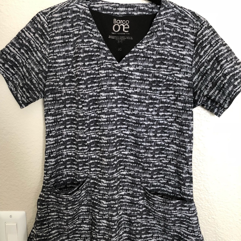Barco scrub top